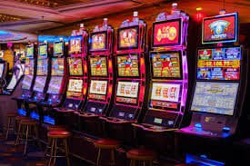 Pengguna menggunakan aplikasi nadintogel di ponsel dengan koneksi internet lambat